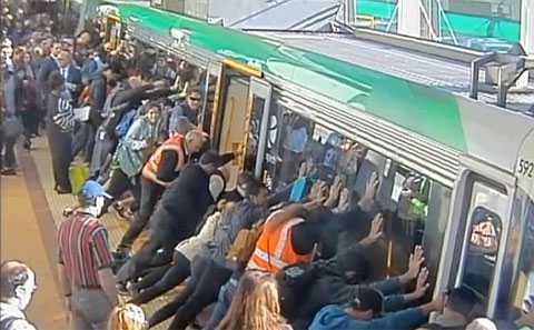 Ради спасения мужчины пассажиры метро подняли поезд